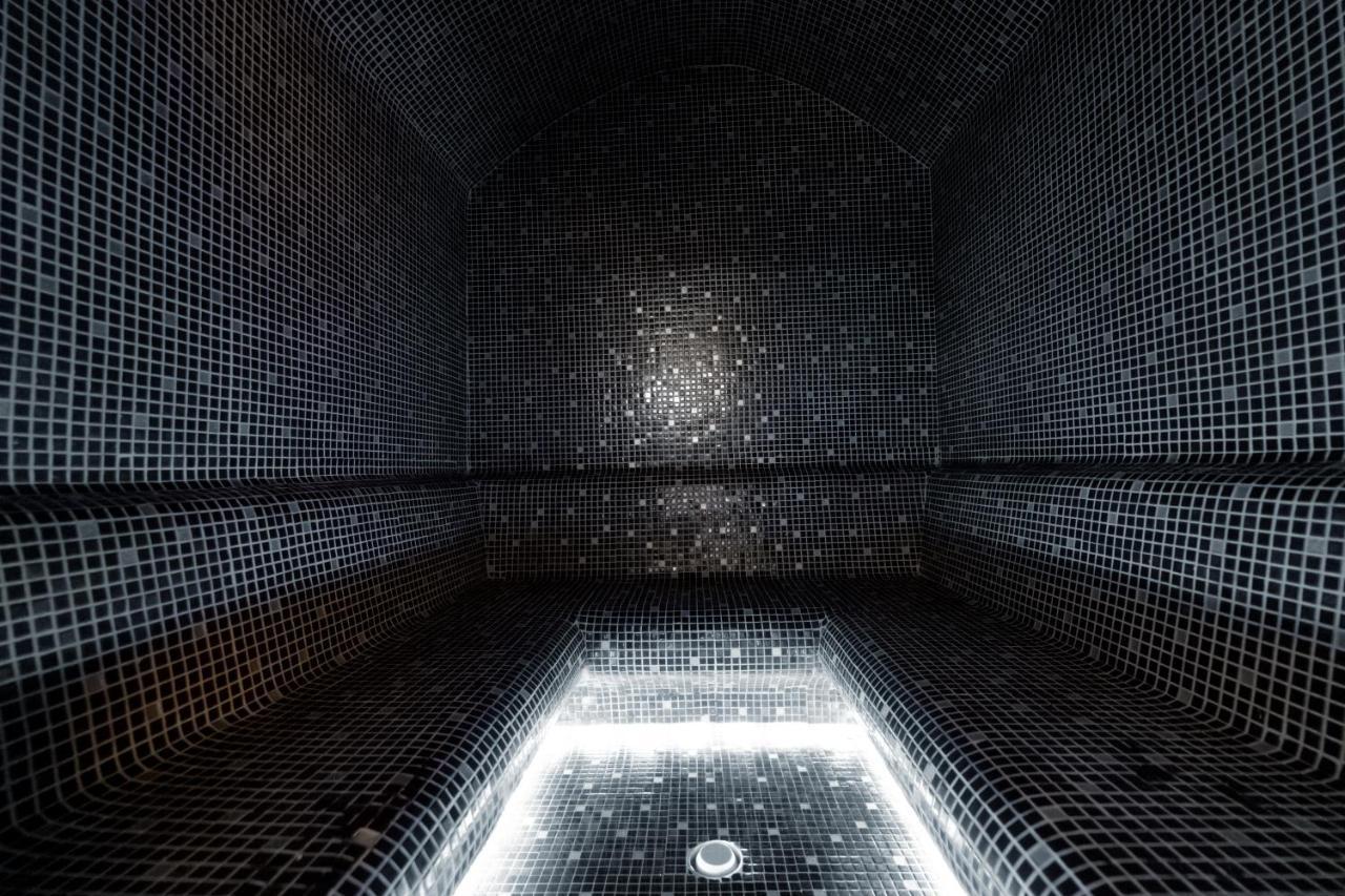 Hotel Diamond Prishtina Pristina Exteriör bild The interior of the crypt